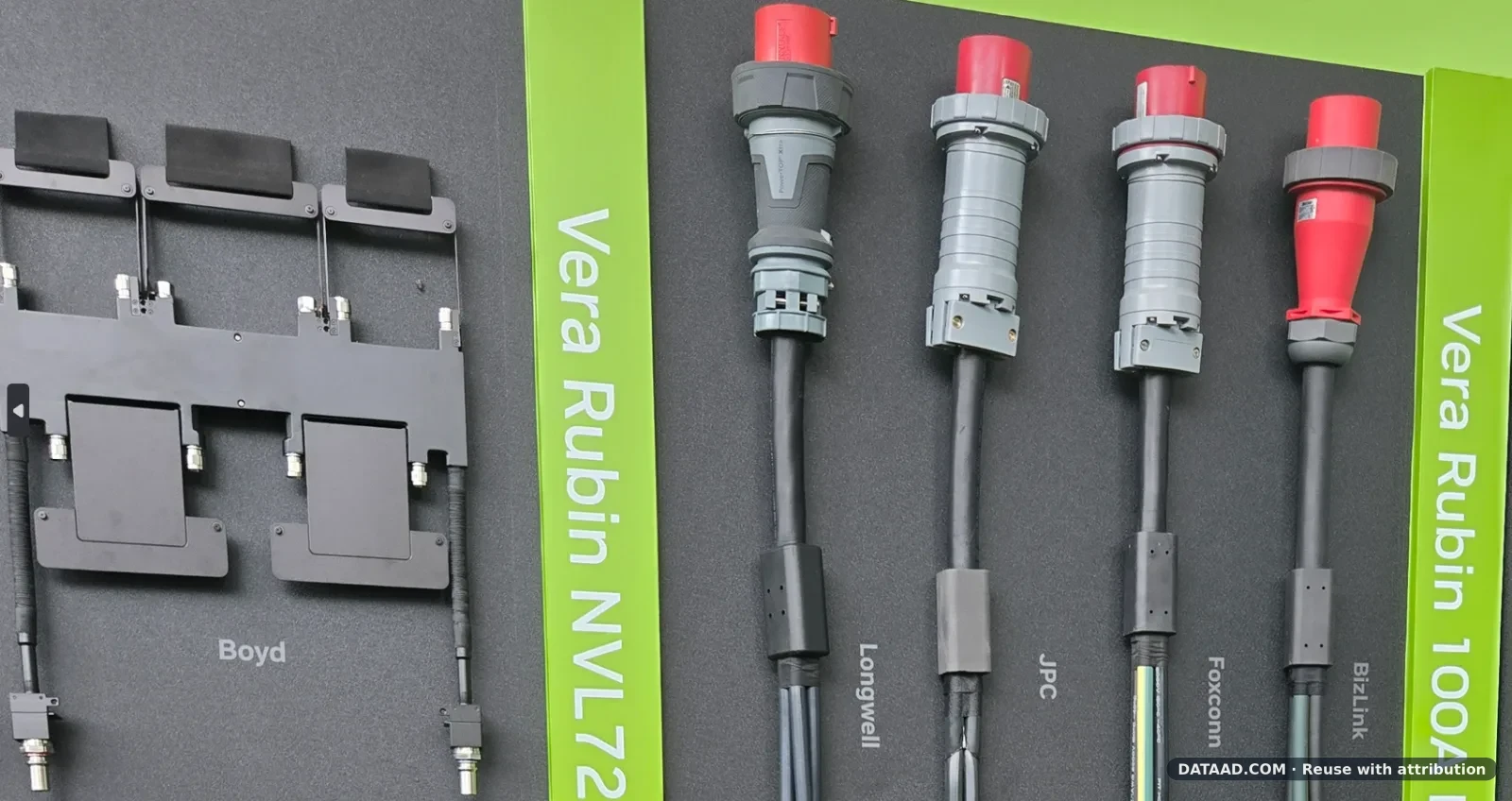 Flexible liquid cooling connection on AI rack
