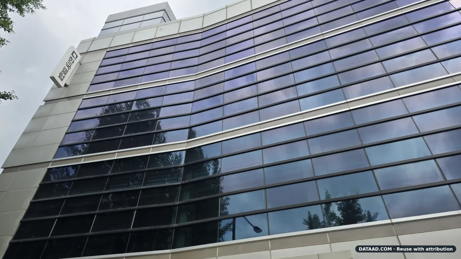 Public opinion research building in Seoul representing the transition from traditional polling to AI-based real-time opinion analysis